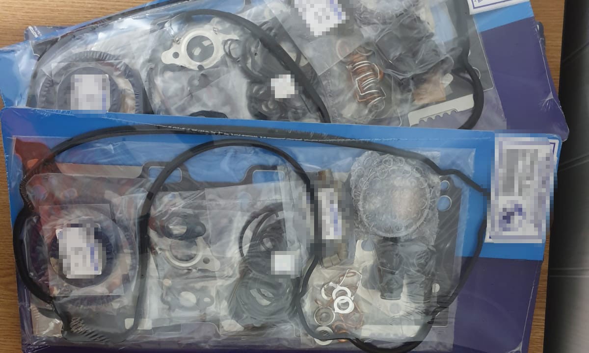 Piese auto susceptibile a fi contrafăcute, depistate într-un container sosit din Dubai în Portul Constanţa