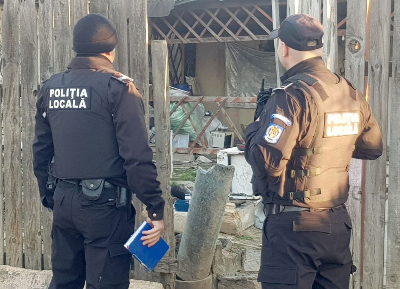 Polițiștii locali din Constanța au dat amenzi pentru neînscrierea în cartea de imobil, amplasarea ilegală a corturilor, înjurături și aruncarea de gunoaie