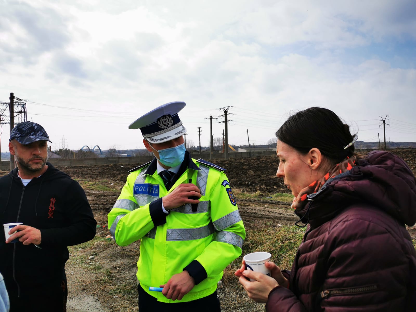 Polițiștii constănțeni le-au oferit migranților ucraineni ceai, fructe și sfaturi