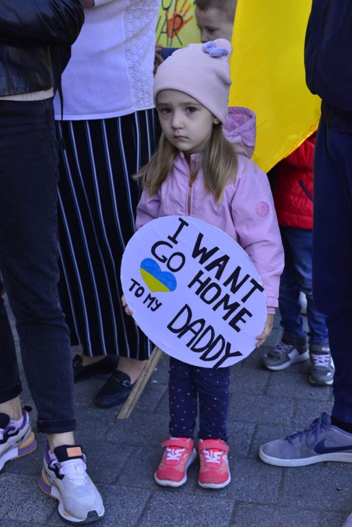 „Vreau să merg acasă la tăticul meu”. Mamele și copii din Ucraina au ieșit în stradă. Cel mai trist protest FOTO VIDEO