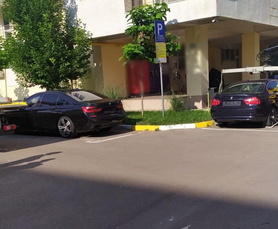 Doi turiști din Mamaia, posesori de BMW, și-au demontat plăcuțele de înmatriculare pentru a nu plăti parcarea. Ce au pățit