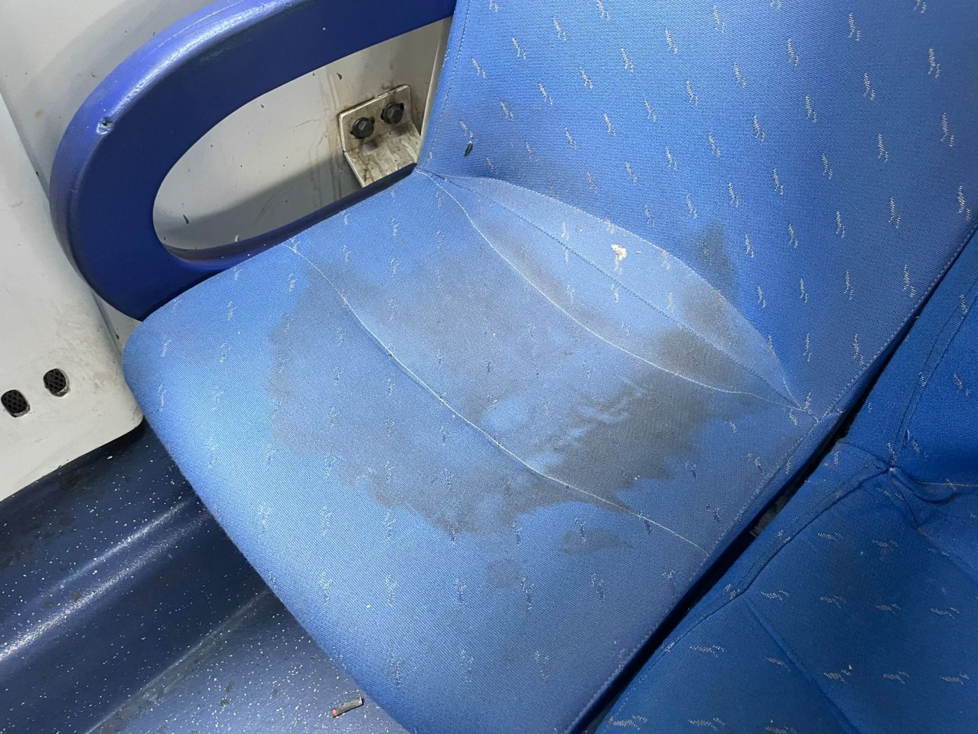 Jeg în trenurile românești. Țigări stinse pe scaune. ANPC a împărțit amenzi