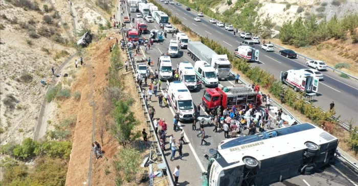 Carnagiu în Turcia: 16 morți și 22 de răniți într-un accident pe autostradă