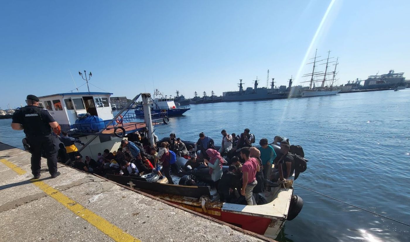 O navă cu migranți, descoperită în dreptul localității Vama Veche FOTO VIDEO