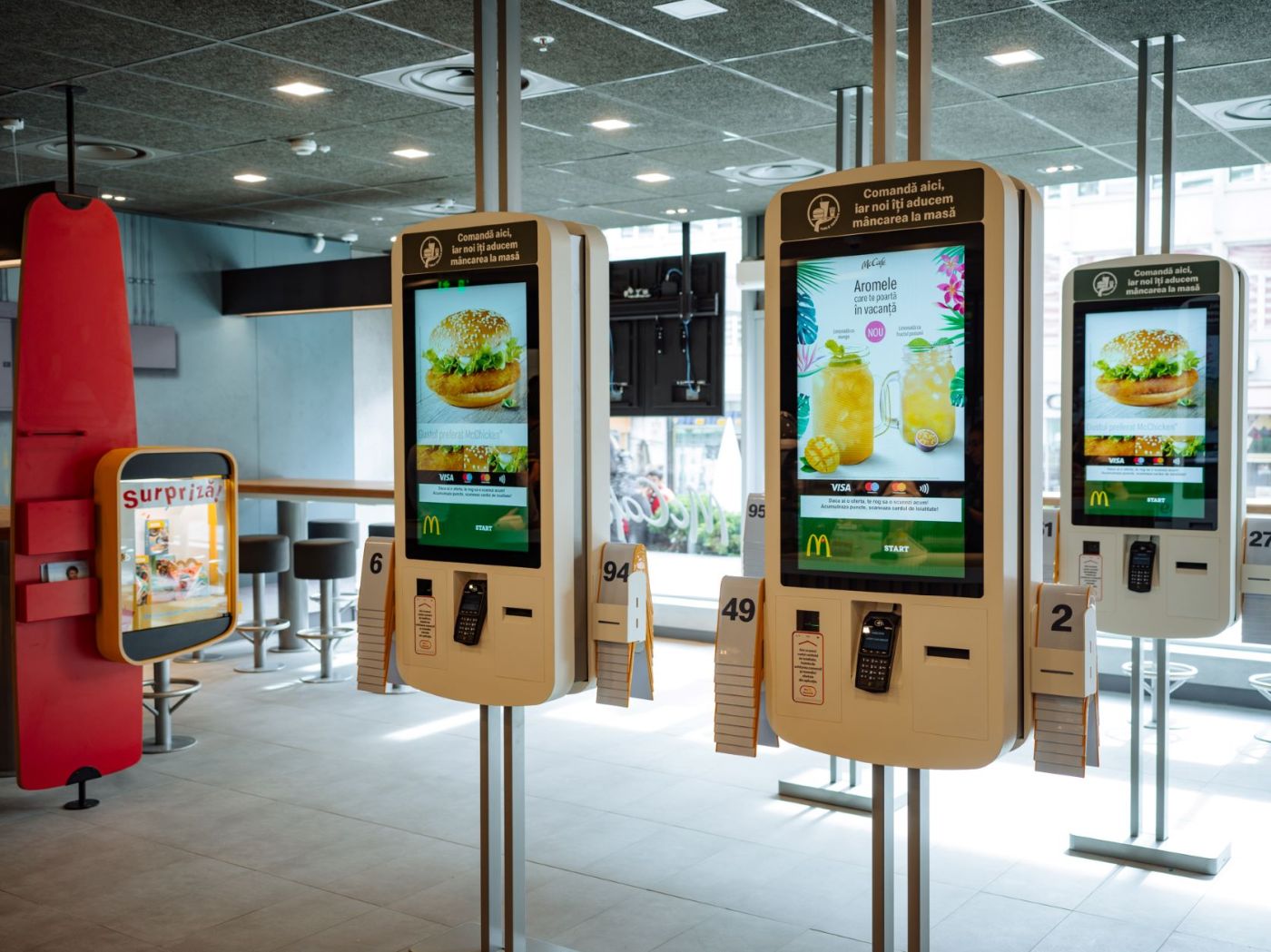 Odată cu modernizarea restaurantului, clienții pot beneficia de produsele preferate de la McCafé, precum și de noul sistem digital pentru comenzi rapide