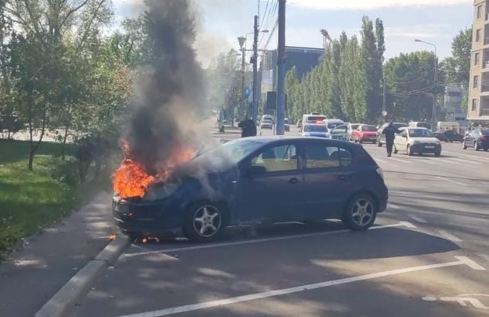 O mașină a luat foc în Mamaia VIDEO