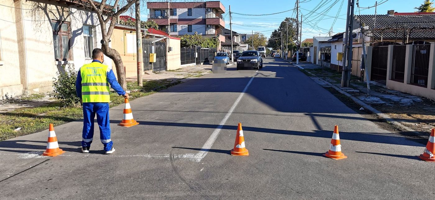 Primăria Constanța reasfaltează străzi aflate în stare bună, dar uită de trotuarele impracticabile