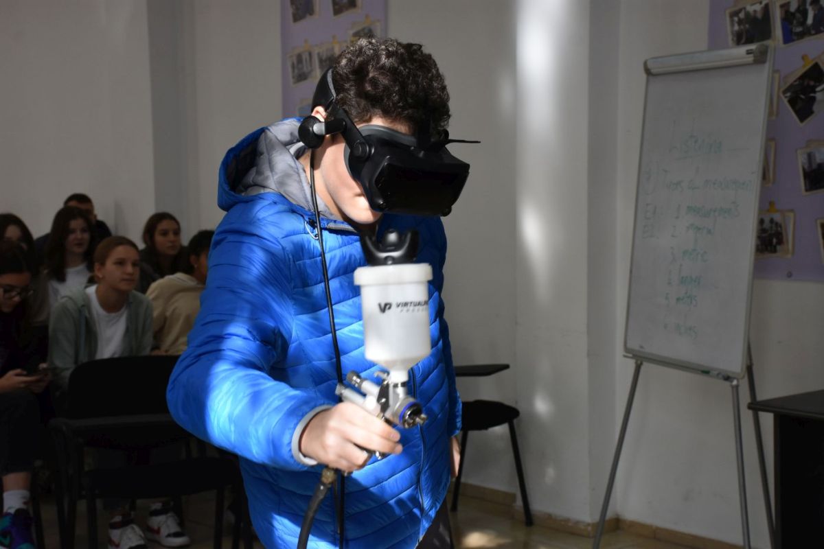 Elevii de la Liceul Tehnologic „Dimitrie Leonida” au învățat cu ajutorul unui simulator de vopsitorie american 3D, unic în Europa de Est FOTO VIDEO