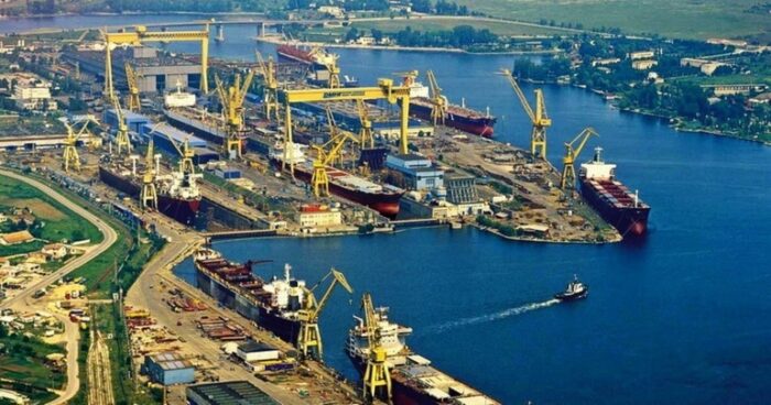 Sindicaliștii de la șantierul naval Damen Shipyards Mangalia protestează pentru că olandezii continuă concedierile, iar celor rămași le dau salarii prea mici