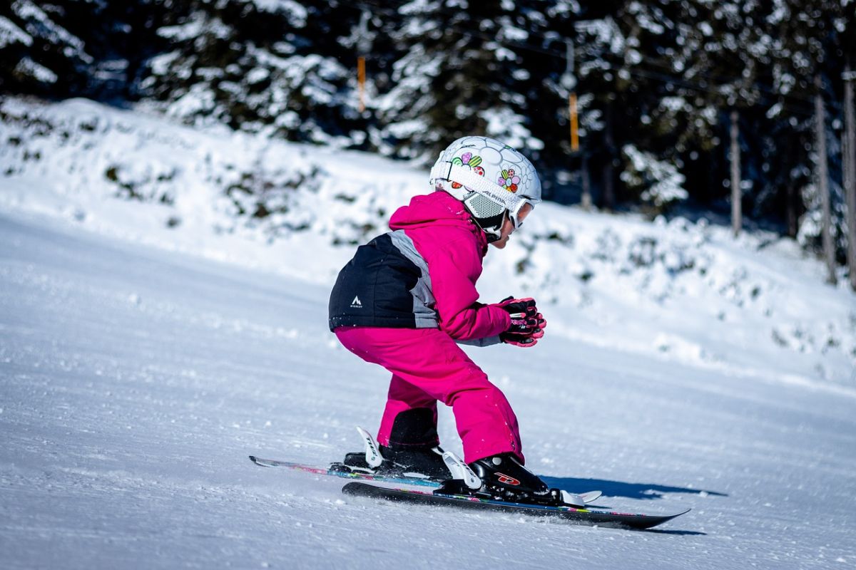 Elevi din Constanța, îndemnați să stea în clasă cu hainele termice de la costumele de ski