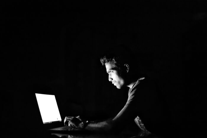 Nouă recomandări ca să nu cădeți pradă infractorilor cibernetici, mai ales dacă folosiți servicii bancare online