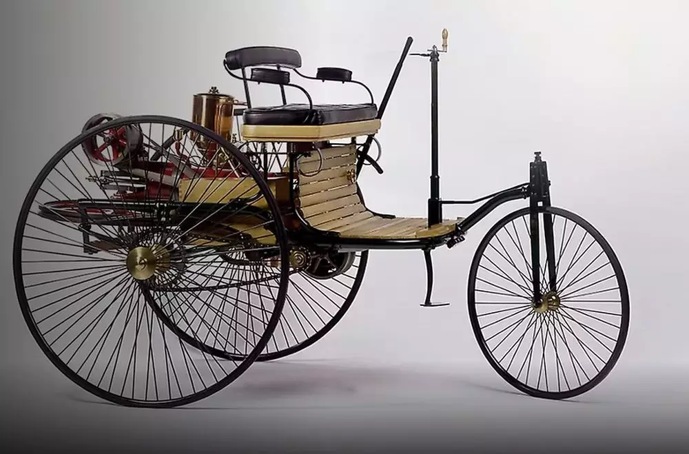 Automobilul împlinește astăzi 137 de ani. Cum arăta prima mașină din istorie