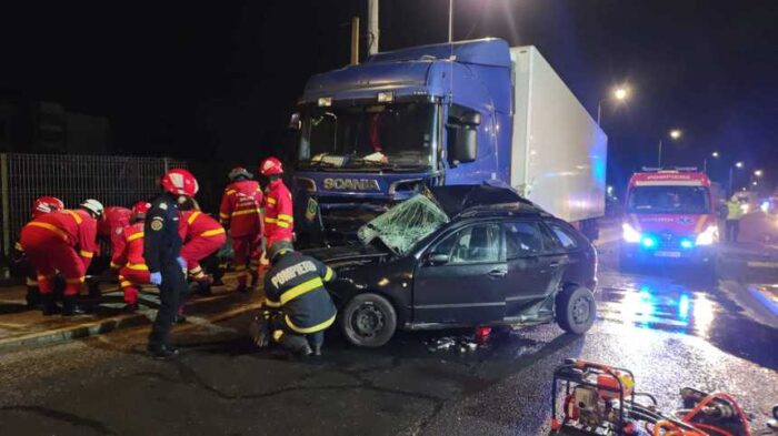 Brașov: un șofer de 22 de ani a murit după ce a intrat cu mașina într-un TIR
