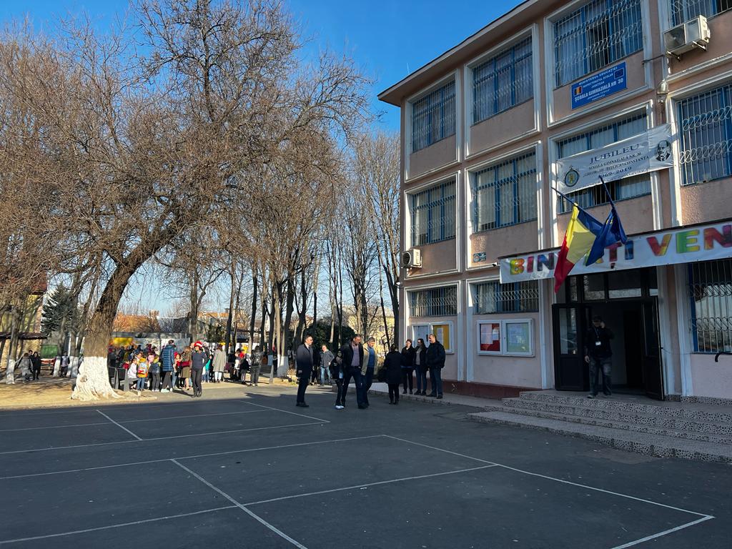 Incendiu la Școala Gheorghe Țițeica, peste 700 de elevi s-au autoevacuat FOTO VIDEO