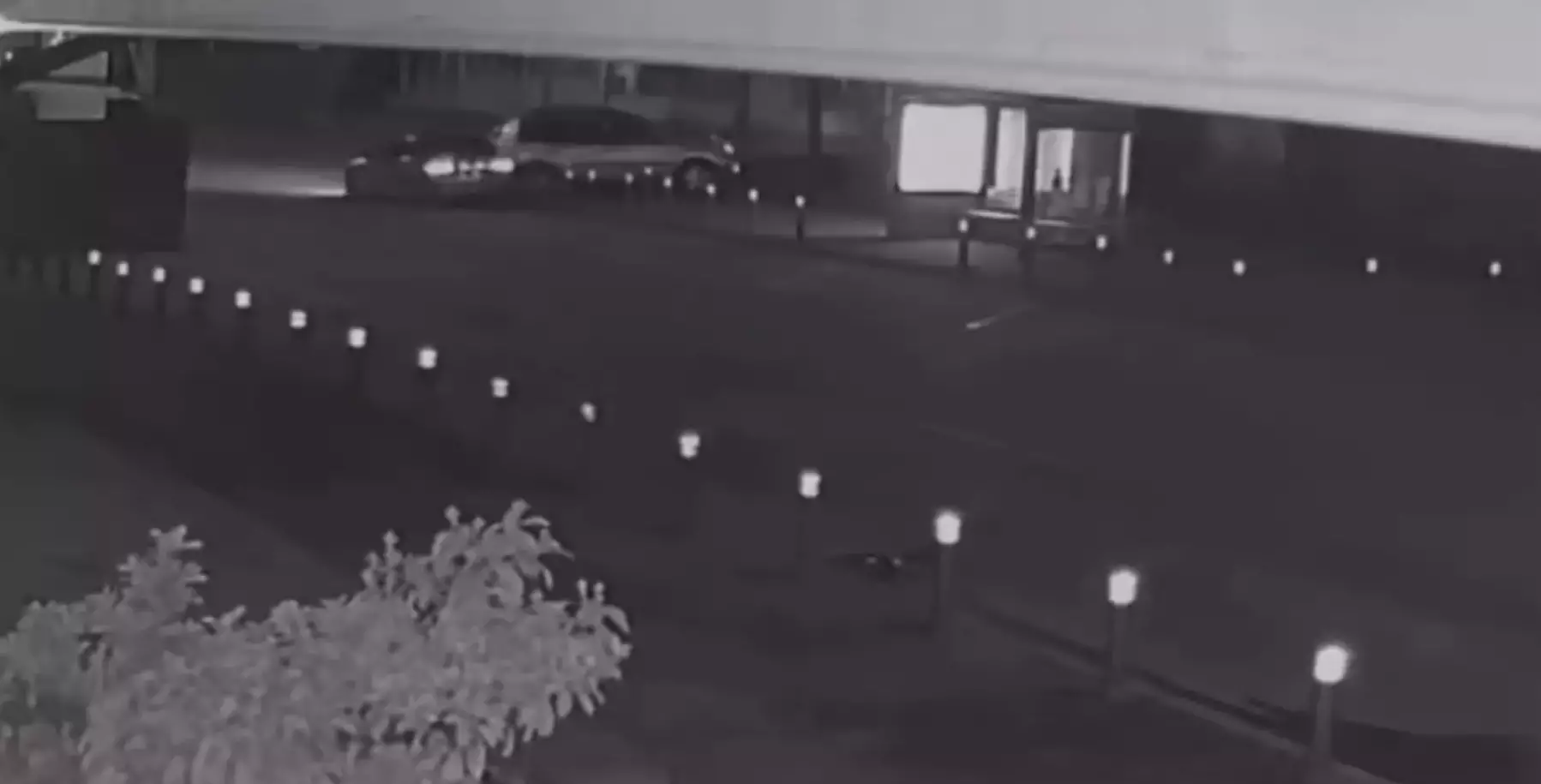 Un BMW a lovit o mașină și a plecat de la locul faptei VIDEO