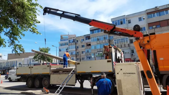 Proiectul lui Decebal Făgădău continuă: se scot stâlpii vechi de pe bulevardul Alexandru Lăpușneanu