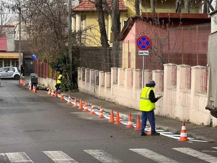 Au început să ridice mașinile parcate în fața Școlii Gheorghe Țițeica din Constanța